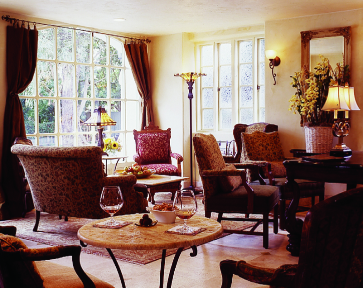 sitting-room-also-hubs-a-treasure-chest-of-fantastic-whiskey